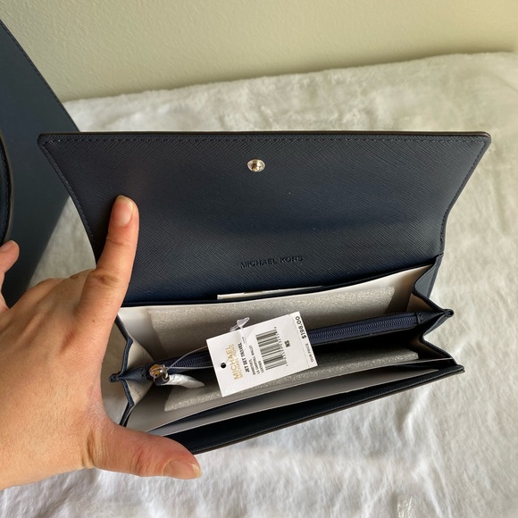 HP💕Michael Kors Ellis LG satchel & wallet - Picture 5 of 6